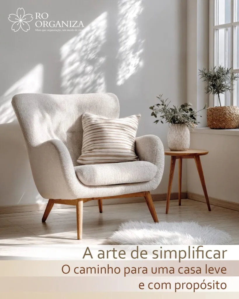 Poltrona clara em sala iluminada e com poucos objetos, com o texto A arte de simplificar: o caminho para uma casa leve e com propósito