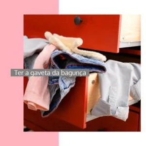 Gaveta aberta e cheia de roupas misturadas, com o texto Ter a gaveta da bagunça