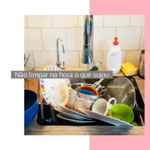 Pia cheia de louça suja, com o texto Não limpar na hora o que sujou