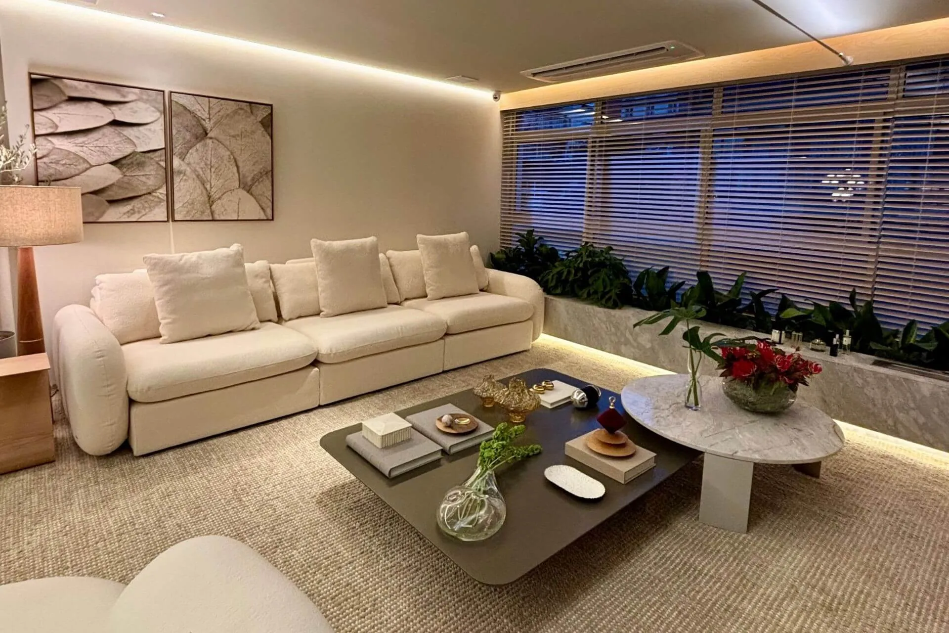 Sala de estar pronta para morar em uma casa organizada pela Ro Organiza depois da mudança